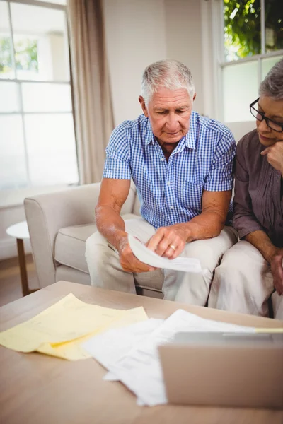 Senior man tonen documenten aan vrouw — Stockfoto