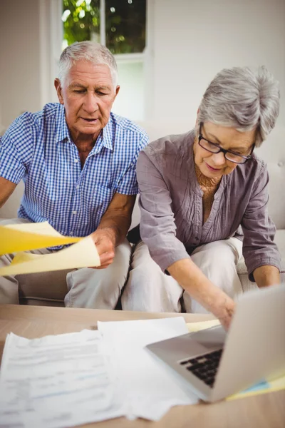 Seniorin bezahlt Rechnungen online mit Laptop — Stockfoto