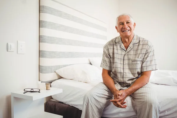 ベッドの上に座っている年配の男性 — ストック写真