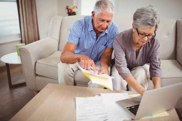 Seniorin bezahlt Rechnungen online — Stockfoto