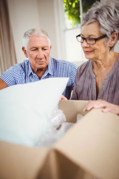 Senior paar uitpakken kartonnen doos — Stockfoto