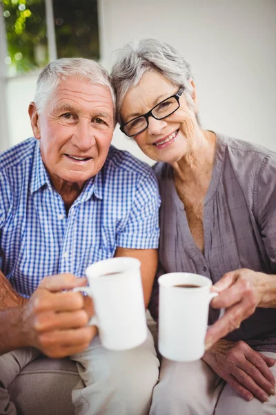Äldre par med kaffe — Stockfoto
