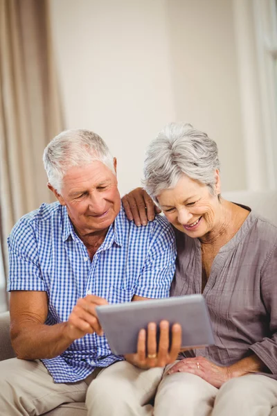 Para starszy patrząc na tabletki — Zdjęcie stockowe