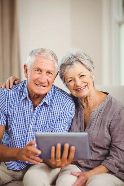 Senior couple with tablet — Stock Photo, Image