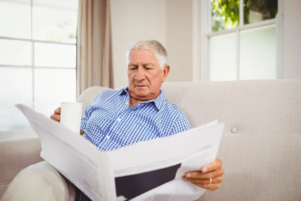 Älterer Mann liest Zeitung — Stockfoto