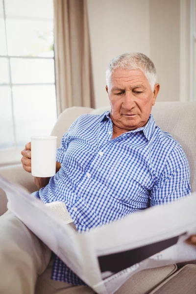 Senioren die krant lezen — Stockfoto