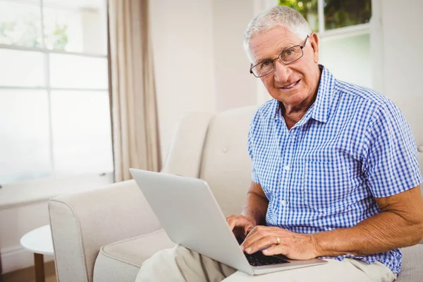 Hombre mayor usando portátil —  Fotos de Stock
