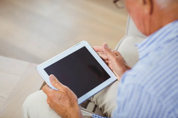 Uomo anziano utilizzando tablet — Foto Stock