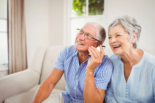 Senior paar praten over telefoon — Stockfoto