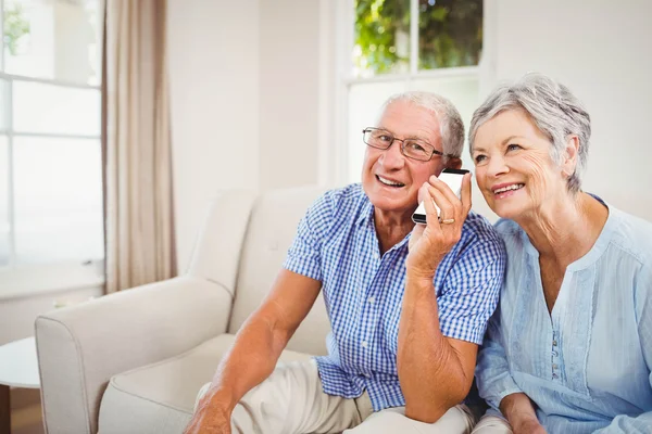 Senior paar praten over telefoon — Stockfoto