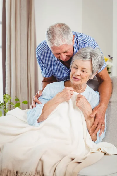 Старший мужчина обнимает женщину дома — стоковое фото