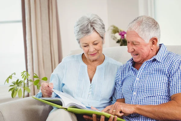 Seniorenpaar liest Buch — Stockfoto