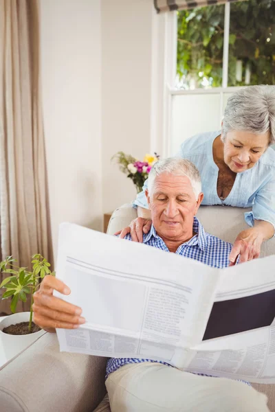 Kvinnan pratar man läsa tidningen — Stockfoto