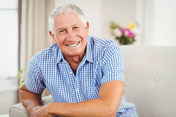 Senior schaut auf Kamera — Stockfoto