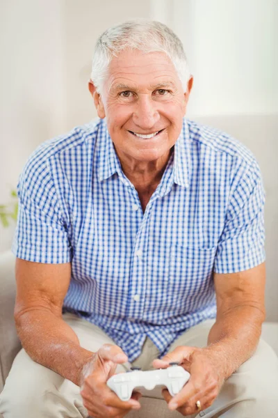 Älterer Mann mit Steuerknüppel — Stockfoto