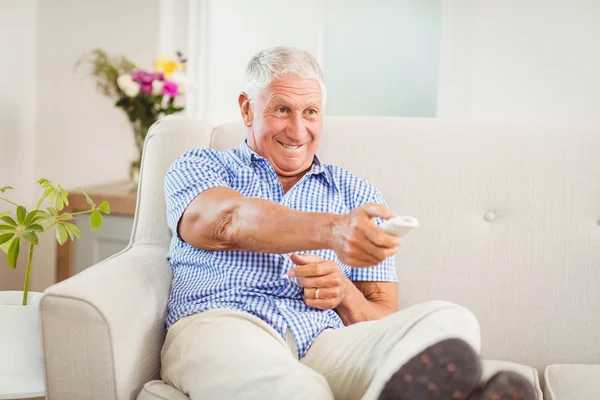 Homme assis et regardant la télévision — Photo