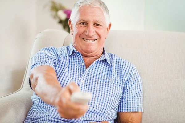 Man sitting and watching television — Stock Photo, Image