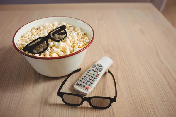 Pipoca, óculos 3D e controle remoto de televisão — Fotografia de Stock