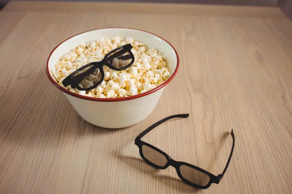 Pipoca e óculos 3D na mesa — Fotografia de Stock