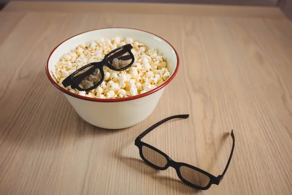 Popcorn und 3D-Gläser auf dem Tisch — Stockfoto