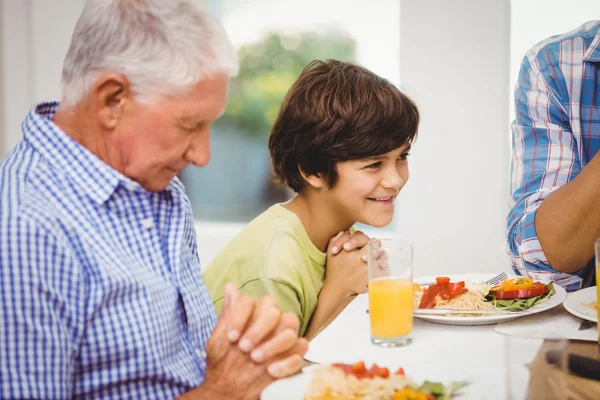 Família sentada na mesa de jantar — Fotografia de Stock