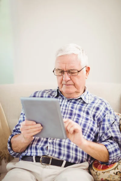 Senior man die digitale tablet gebruikt — Stockfoto