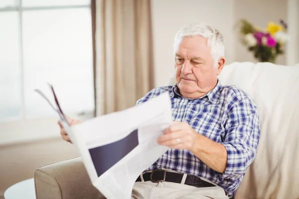 Senior man läser tidningen — Stockfoto