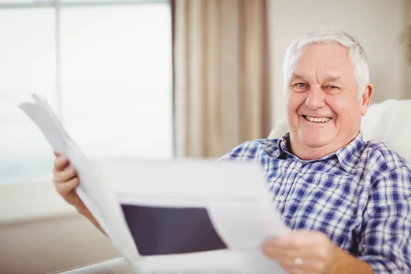 Senior man läser tidningen — Stockfoto