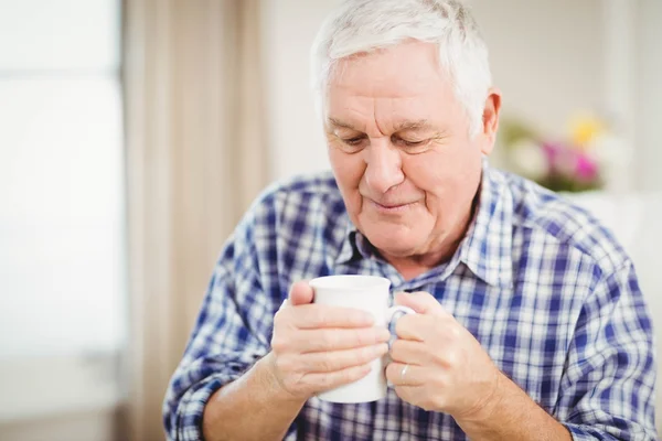 Senior man met koffie — Stockfoto