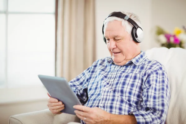 Älterer Mann hört Musik — Stockfoto