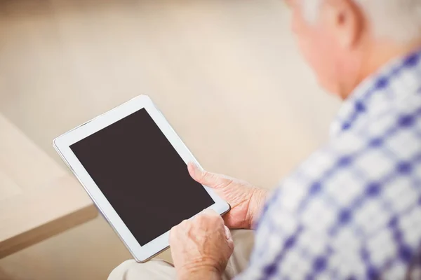 Senior man met Tablet PC — Stockfoto