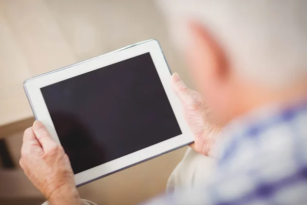 Homem idoso usando tablet — Fotografia de Stock