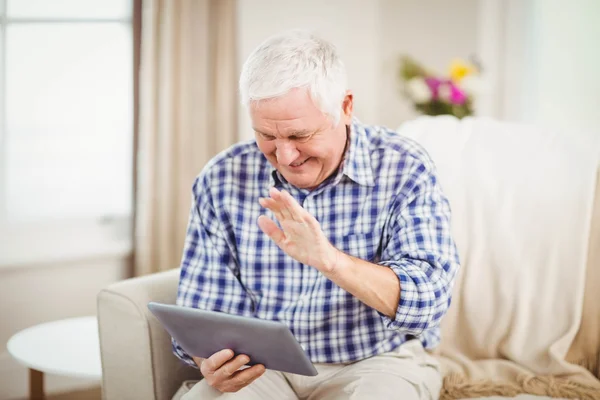 Senior man die digitale tablet gebruikt — Stockfoto