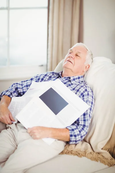 Senior man relaxing with newspaper — Stock Photo, Image