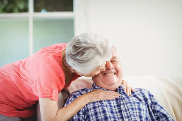 Senior mulher beijando homem na bochecha — Fotografia de Stock