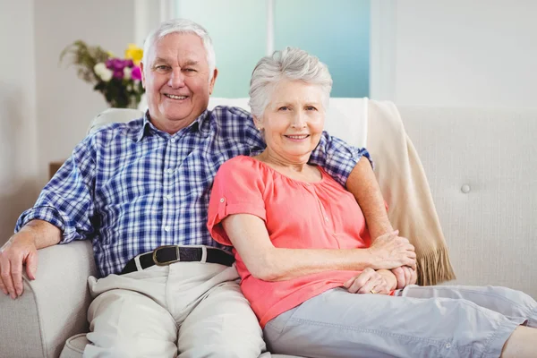 Seniorenpaar sitzt auf Sofa — Stockfoto