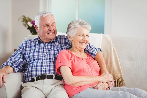 Äldre par sitter på soffan — Stockfoto