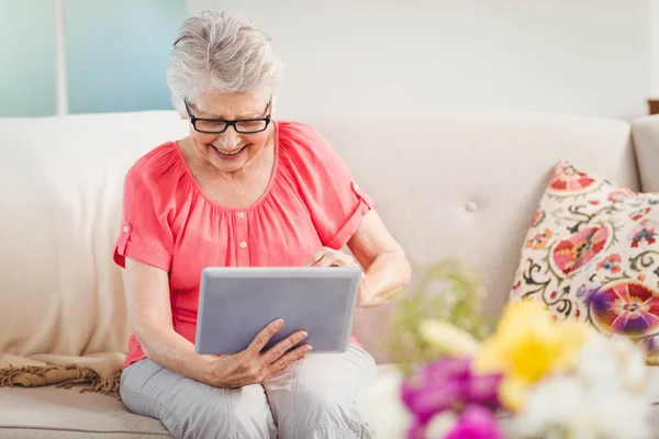 Senior kvinna som använder digitala tabletter — Stockfoto