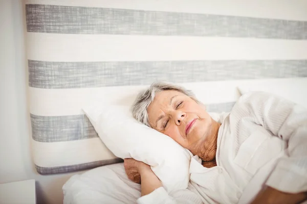 Senior vrouw slapen op bed — Stockfoto