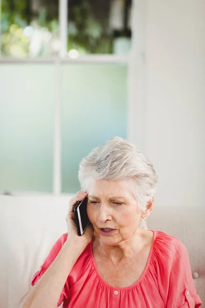 Senior vrouw praten over telefoon — Stockfoto