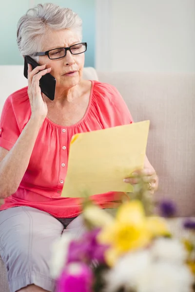 Äldre kvinna läsa brev — Stockfoto