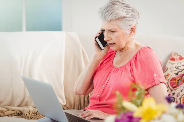 Äldre kvinna prata telefon — Stockfoto