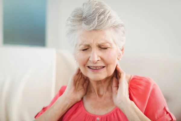 Starší žena trpí bolest krku — Φωτογραφία Αρχείου