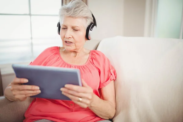 Senior woman listening to music — Stock Photo, Image