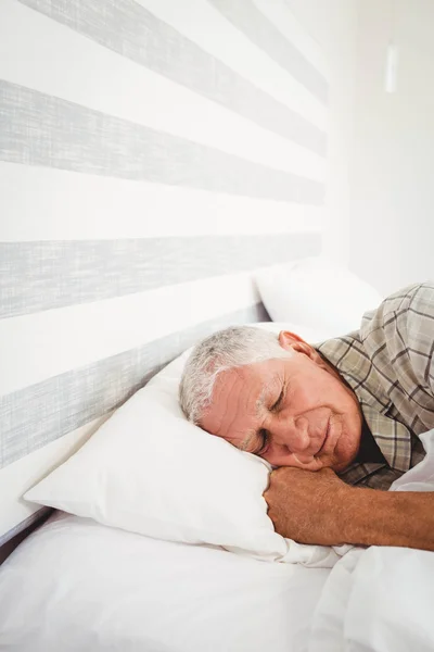 年配の男性がベッドで寝ています。 — ストック写真