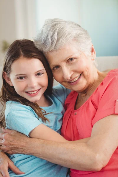 Mormor och barnbarn embracing — Stockfoto