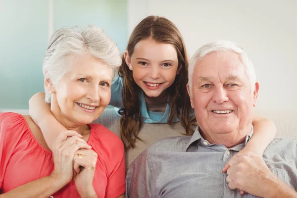 Kleindochter omhelst grootouders — Stockfoto