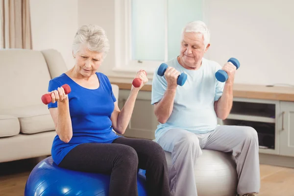 Seniorenpaar sitzt auf Fitnessbällen — Stockfoto