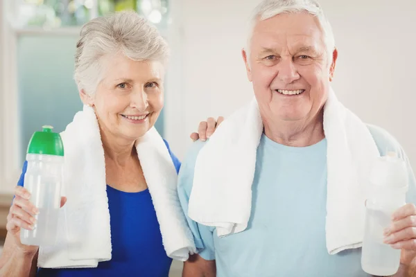 Coppia anziana sorridente dopo l'allenamento — Foto Stock