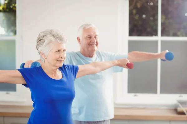 Senior paar stretching oefening uitvoeren — Stockfoto